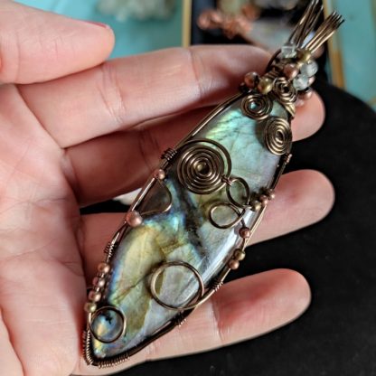Collier Labradorite et fil de cuivre - 11,5 x 3 cm – Image 2