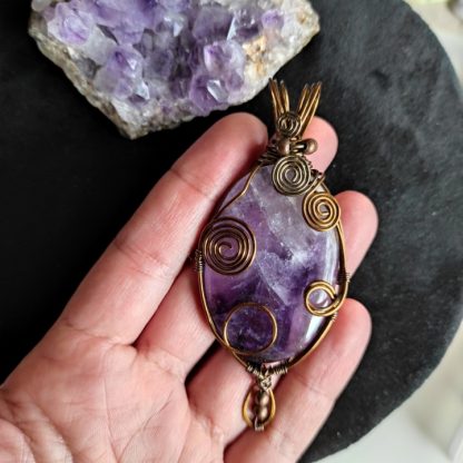 Collier en Améthyste et fil de cuivre - 9,5 x 4 cm – Image 2