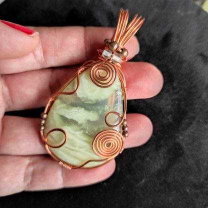 Collier en Préhnite , fil de cuivre et perles de fluorite - 4 x 8 cm – Image 2
