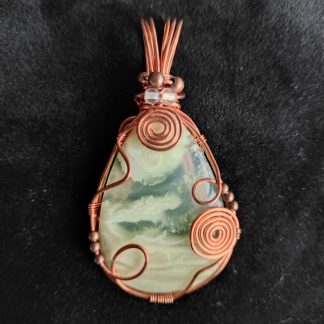 Collier en Préhnite , fil de cuivre et perles de fluorite - 4 x 8 cm