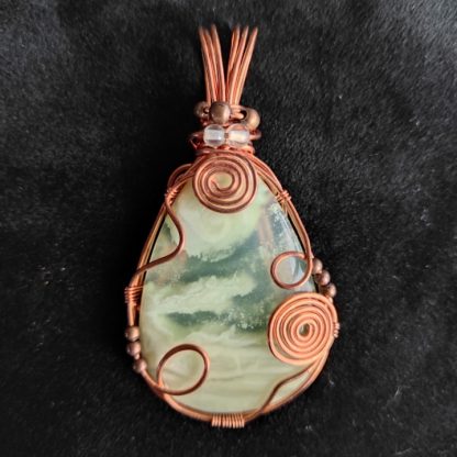 Collier en Préhnite , fil de cuivre et perles de fluorite - 4 x 8 cm