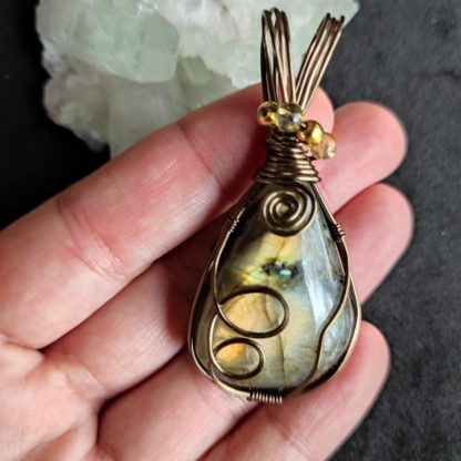 Collier en Labradorite, fil et perles de cuivre - 6 x 3 cm – Image 2