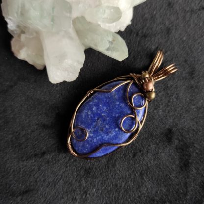 Collier en Lapis Lazuli, fil et perles de cuivre - 6 x 3 cm