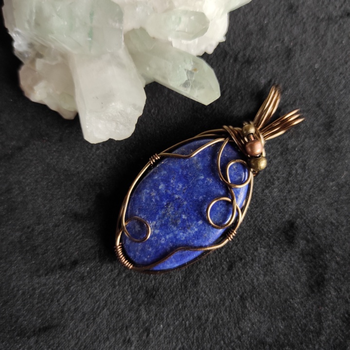 Collier en Lapis Lazuli, fil et perles de cuivre – 6 x 3 cm