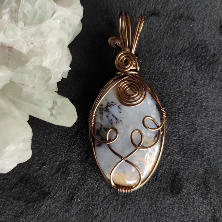 Collier en Agate dendritique , fil et perles de cuivre – 6 x 2,5 cm