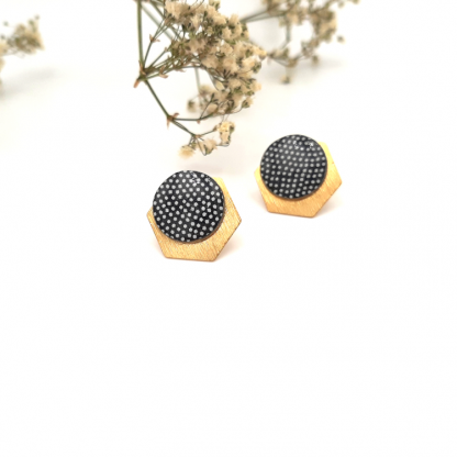 Boucles d'oreilles puces graphiques noires à pois blanc – Image 2