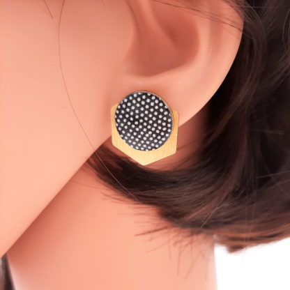 Boucles d'oreilles puces graphiques noires à pois blanc – Image 3