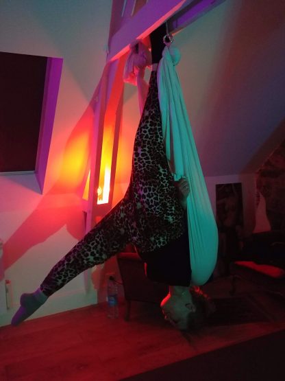 Carte cadeau: séance de yoga aérien. – Image 4